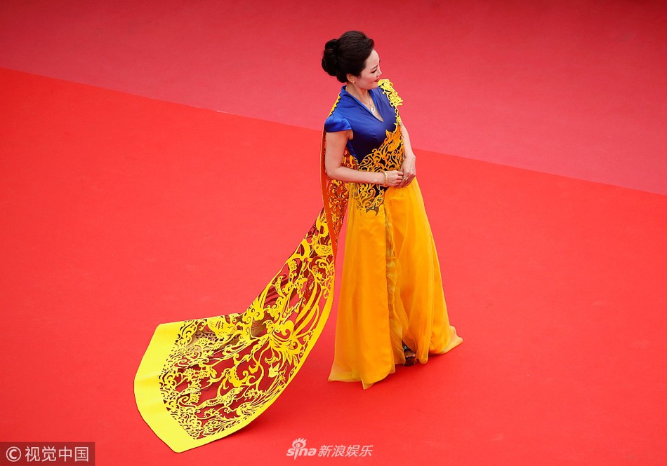 Mỹ nhân vô danh Trung Quốc lộ nhũ hoa, mặc Long bào bắt chước Phạm Băng Băng tại Cannes 2018 Mỹ nhân vô danh Trung Quốc lộ nhũ hoa, mặc Long bào bắt chước Phạm Băng Băng tại Cannes 2018